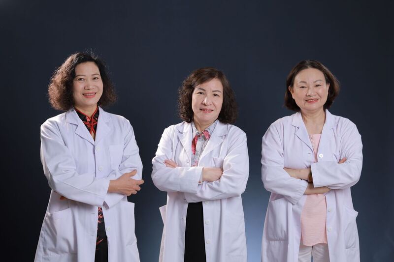 BSCK II Đỗ Thị Ngọc Lan (ngoài cùng bên trái)